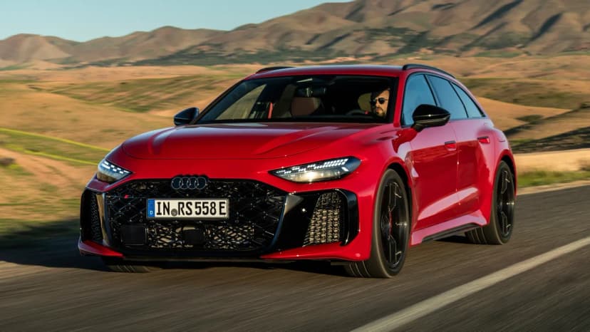 Audi RS 5 Avant 2026 в кузове универсал, вид три четверти спереди, серый металлик