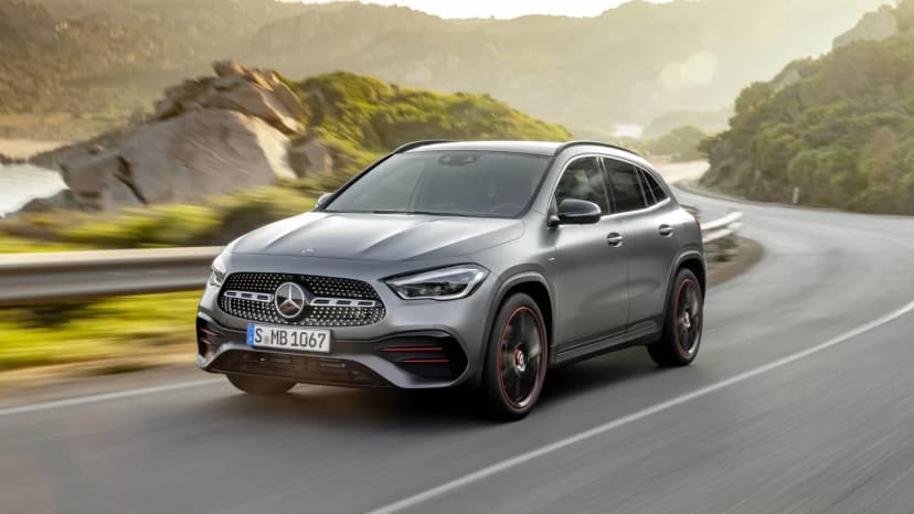 Mercedes-Benz GLA третьего поколения, вид три четверти спереди, электрическая версия в тёмном цвете