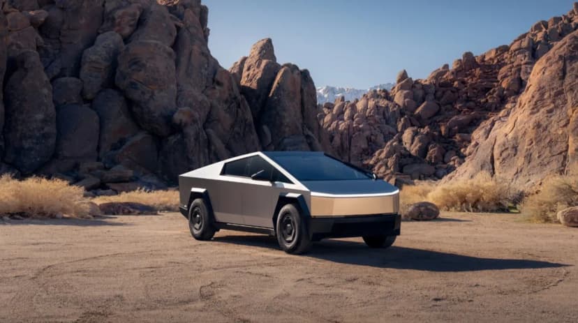 Tesla Cybertruck из нержавеющей стали, вид три четверти спереди, угловатые панели кузова