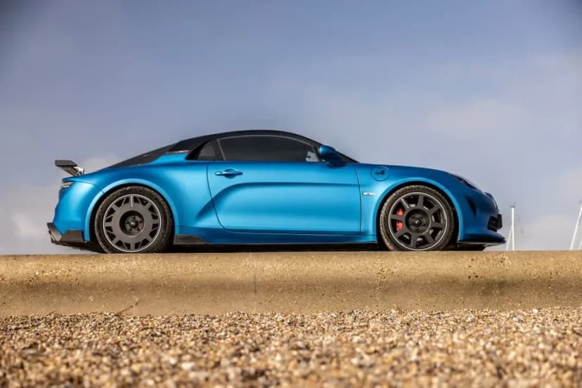 Alpine A110 бросает вызов спорткарам будущего