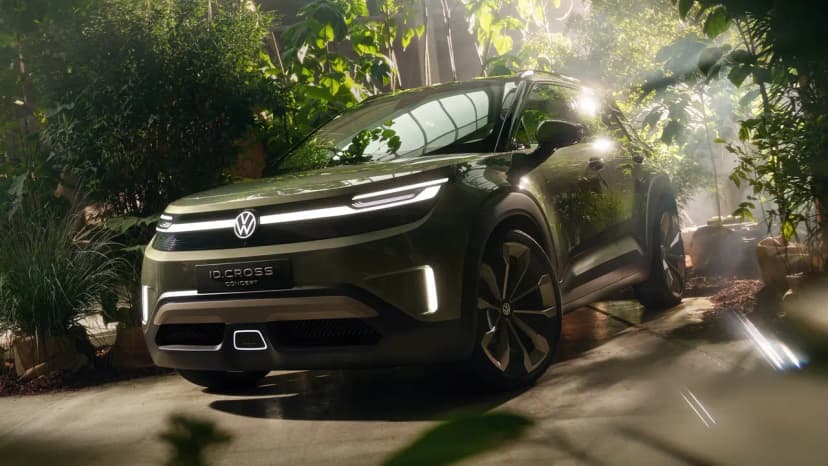 Концепт Volkswagen ID. Cross в зелёном цвете Urban Jungle с парящей крышей, вид три четверти
