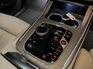 Центральная консоль с гранёными стеклянными элементами Crafted Clarity. Авто 106