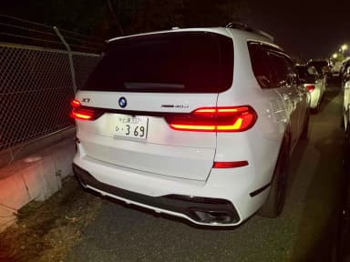 Вид сзади на белый X7 с отделкой Shadow Line и насадками выхлопа M Sport. Авто 106