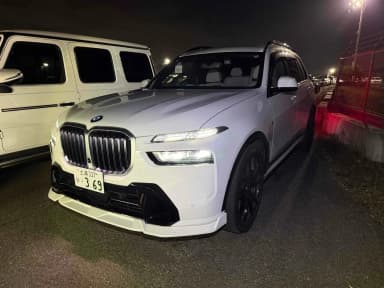 Вид спереди сбоку на BMW X7 xDrive40d 2023 в цвете Alpine White, пакет M Sport Pro. Авто 106