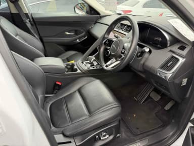 Front seats in black grained leather with the curved Pivi Pro touchscreen. Car 107