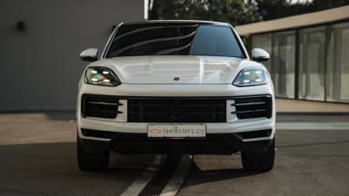Front view, Matrix LED headlights and gloss black grille. Car 79