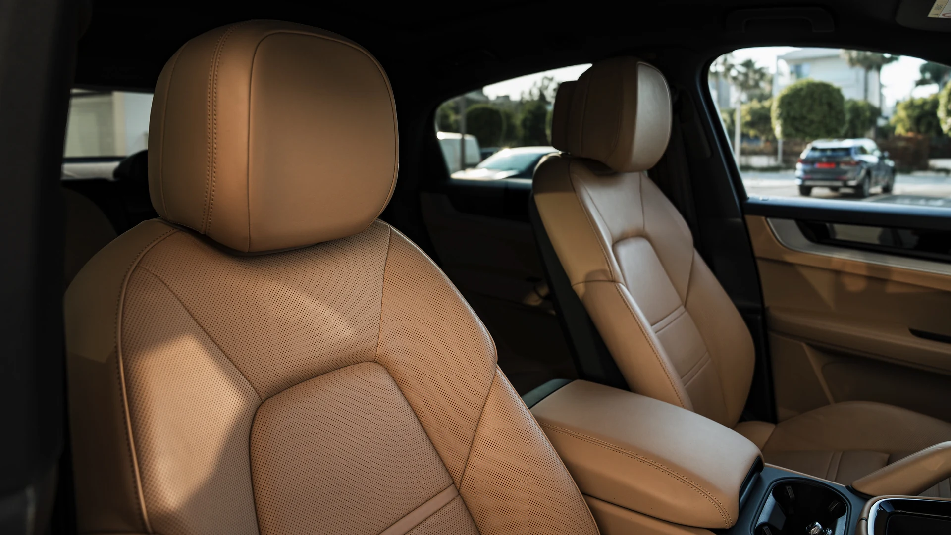 Front seats, Mojave Beige leather with ventilation. Car 79