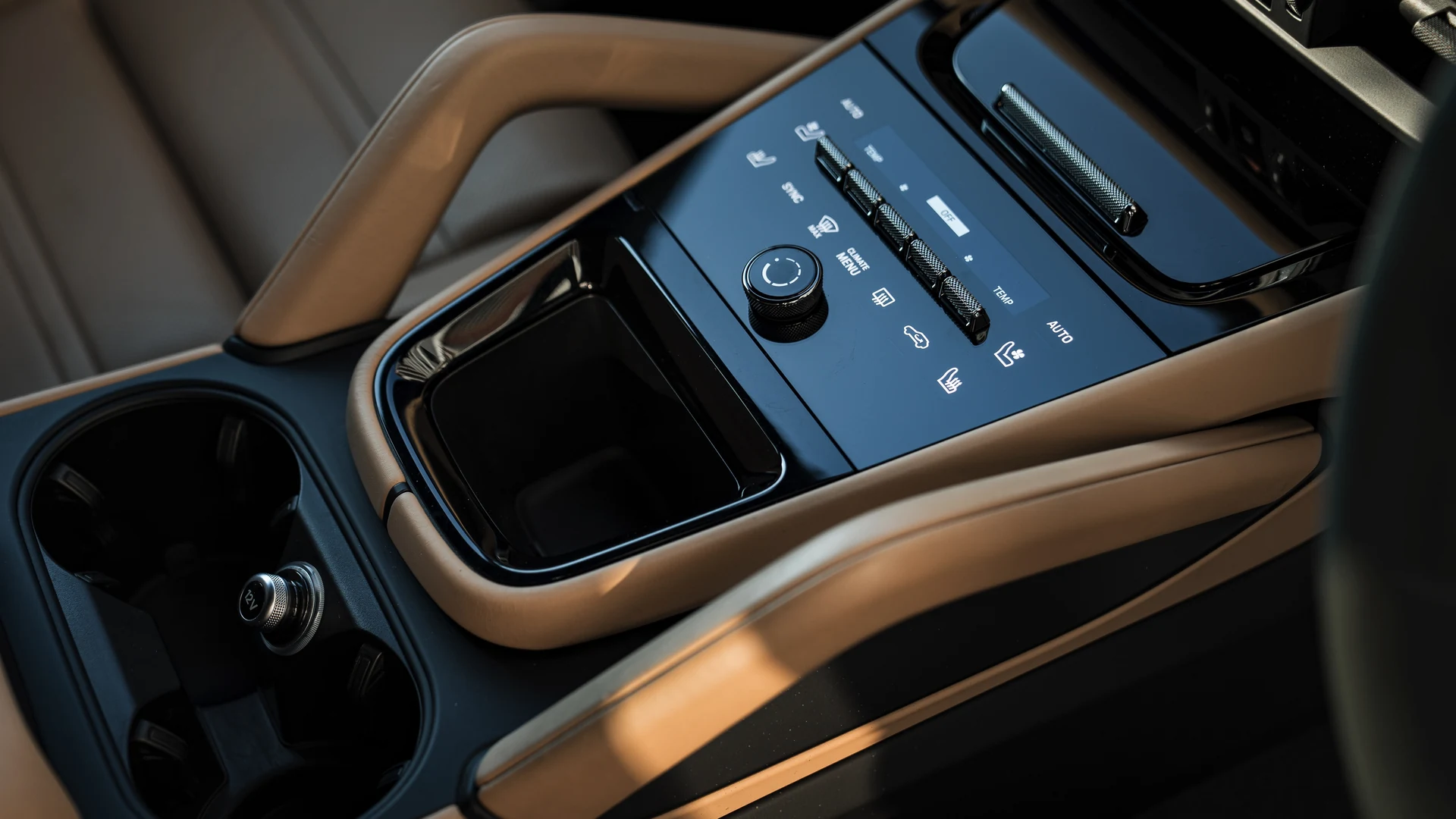 Climate-control buttons. Porsche Cayenne Coupe. Car 79