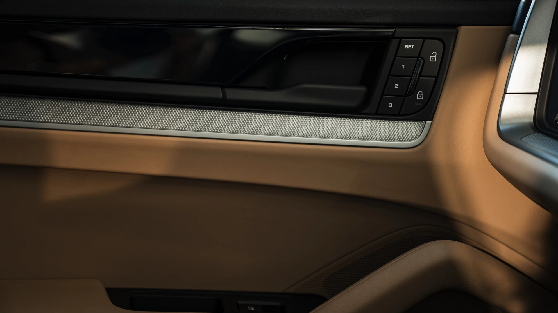 Door in leather. Porsche Cayenne Coupe. Car 79