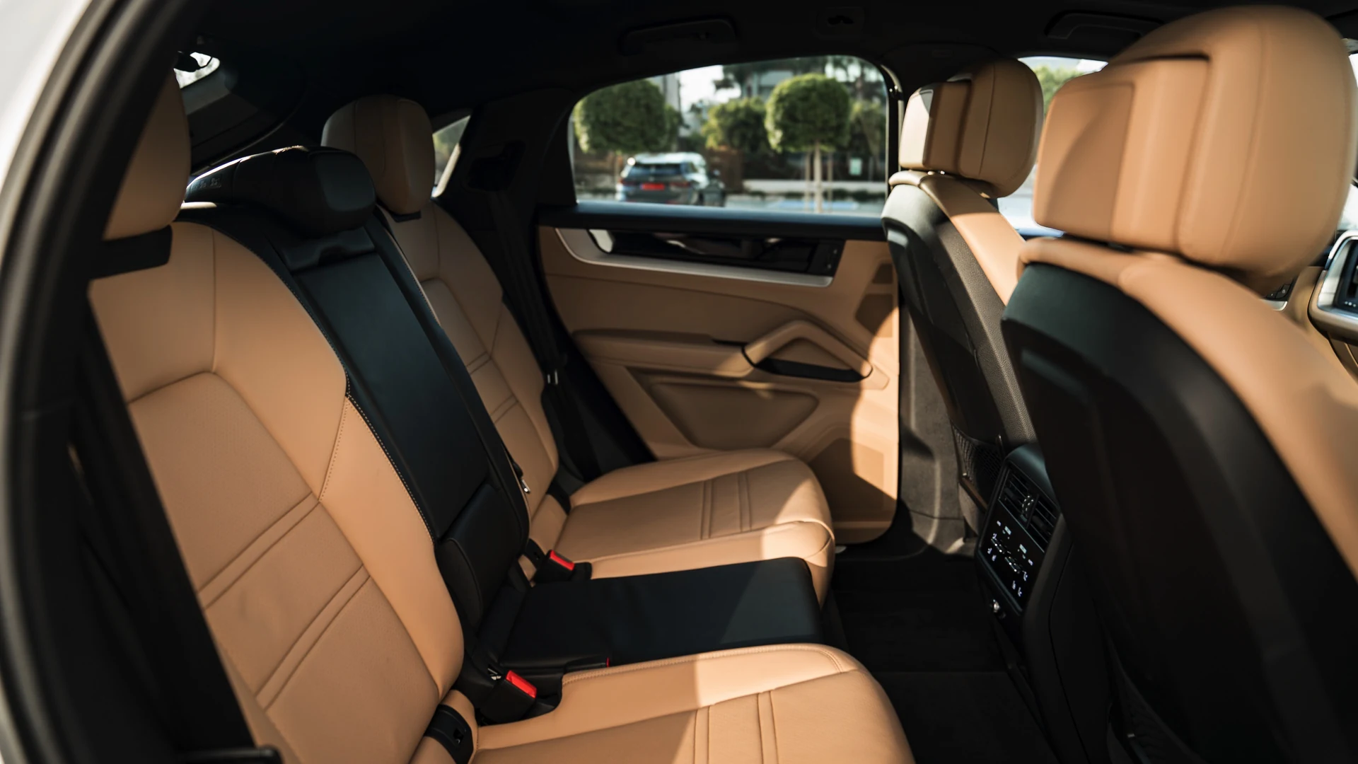 Rear seats, 2+1 comfort configuration with heated outer positions. Car 79