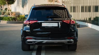 Rear exterior view showing the tail lights and GLE 450 badge on the tailgate. Car 86
