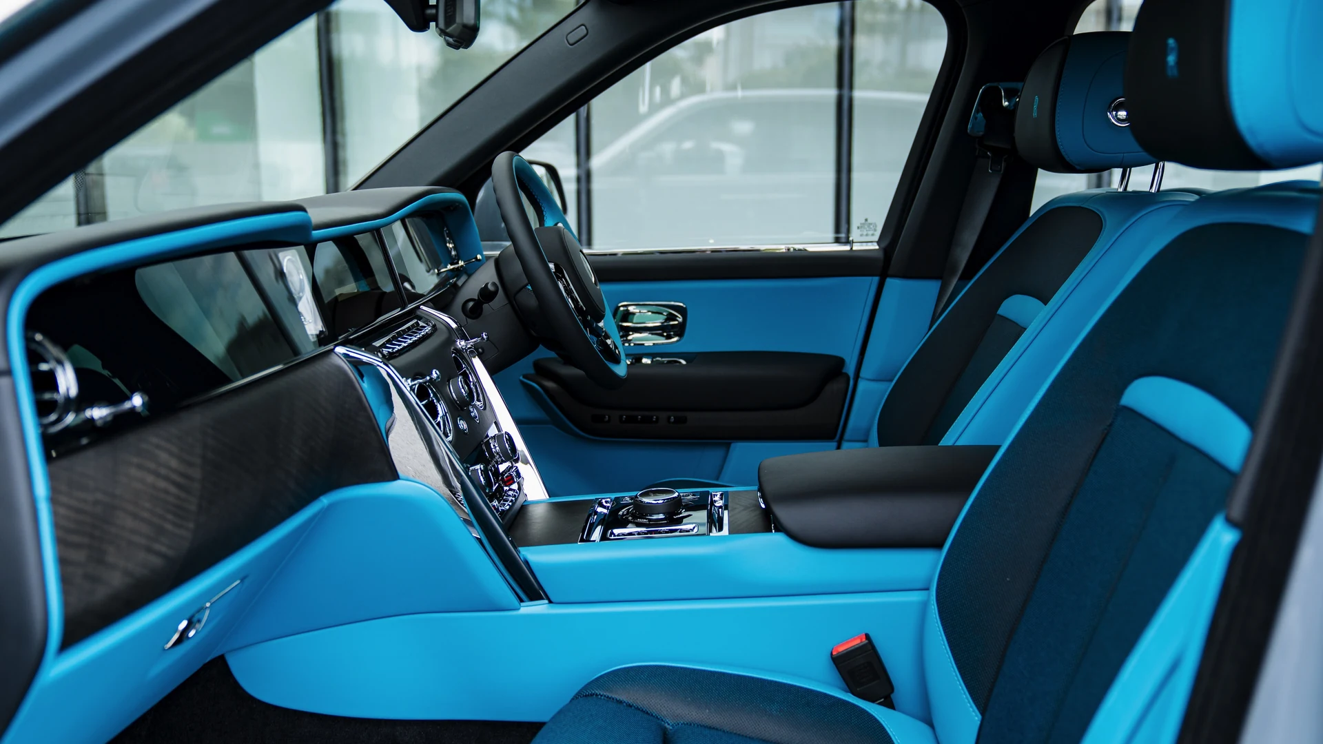 Front cabin overview, turchese and black leather interior. Car 83