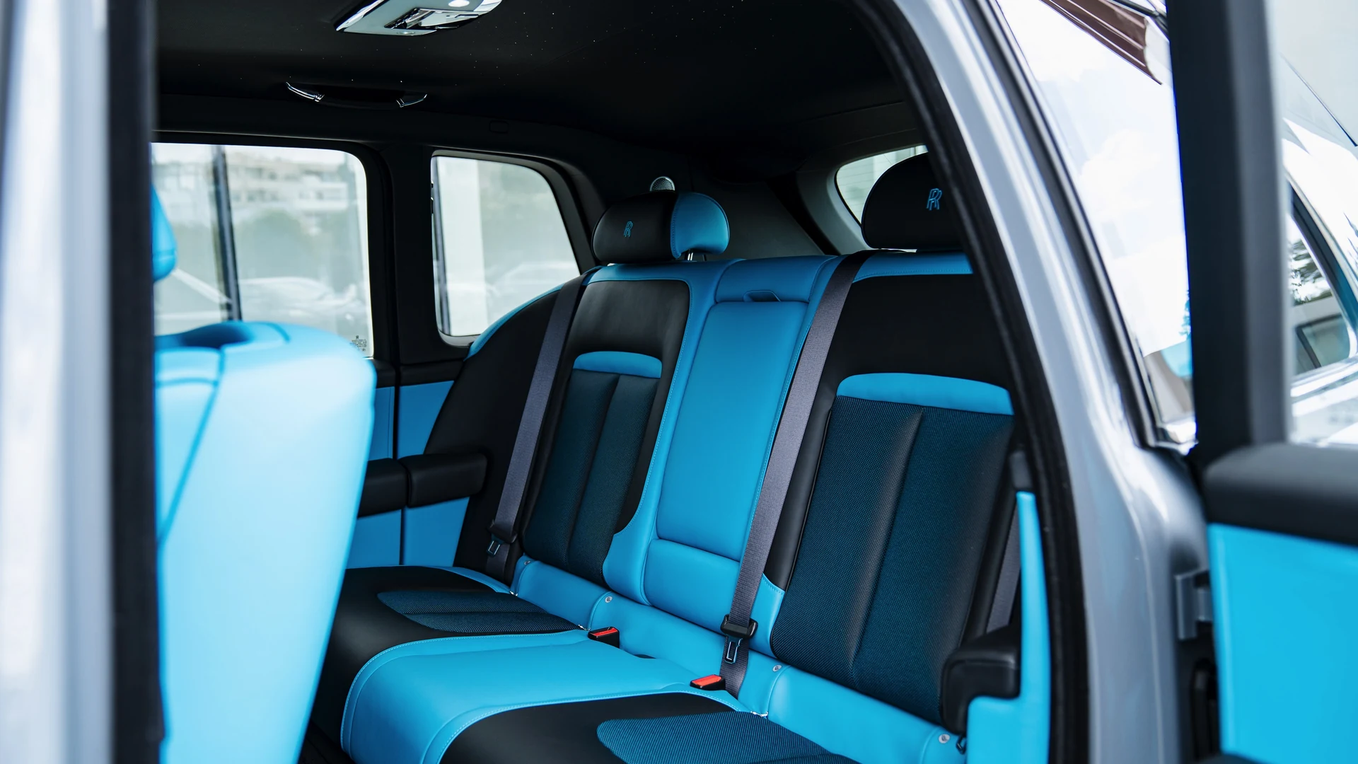 Rear seats, two-tone turchese and black leather. Car 83