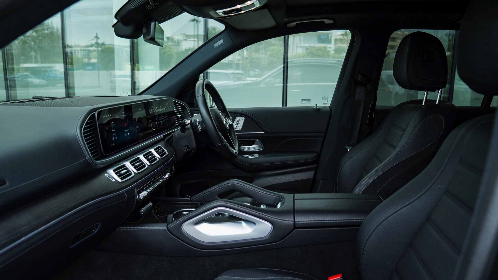 Dashboard and digital display. Car 75