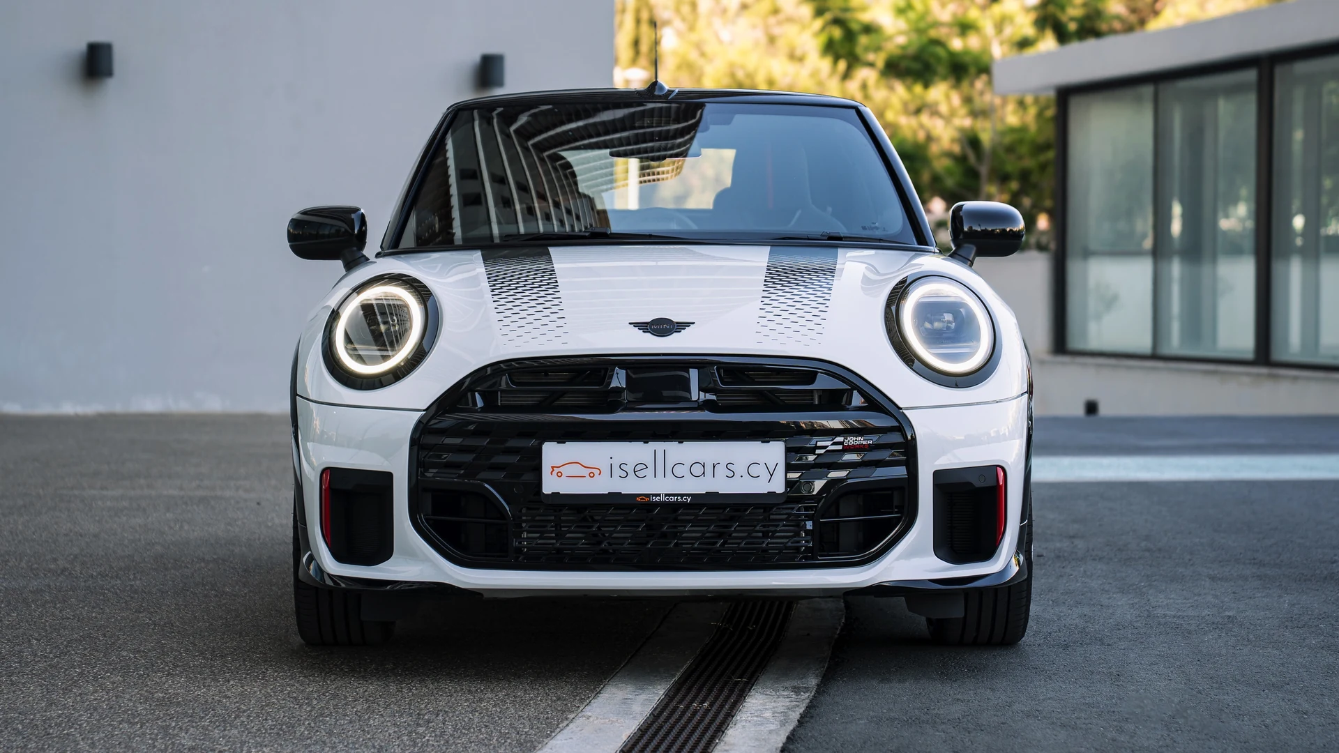 Front grille detail, JCW badge. Car 81