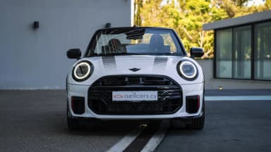 Front view, MINI bonnet badge, chrome surround and LED headlights. Car 81