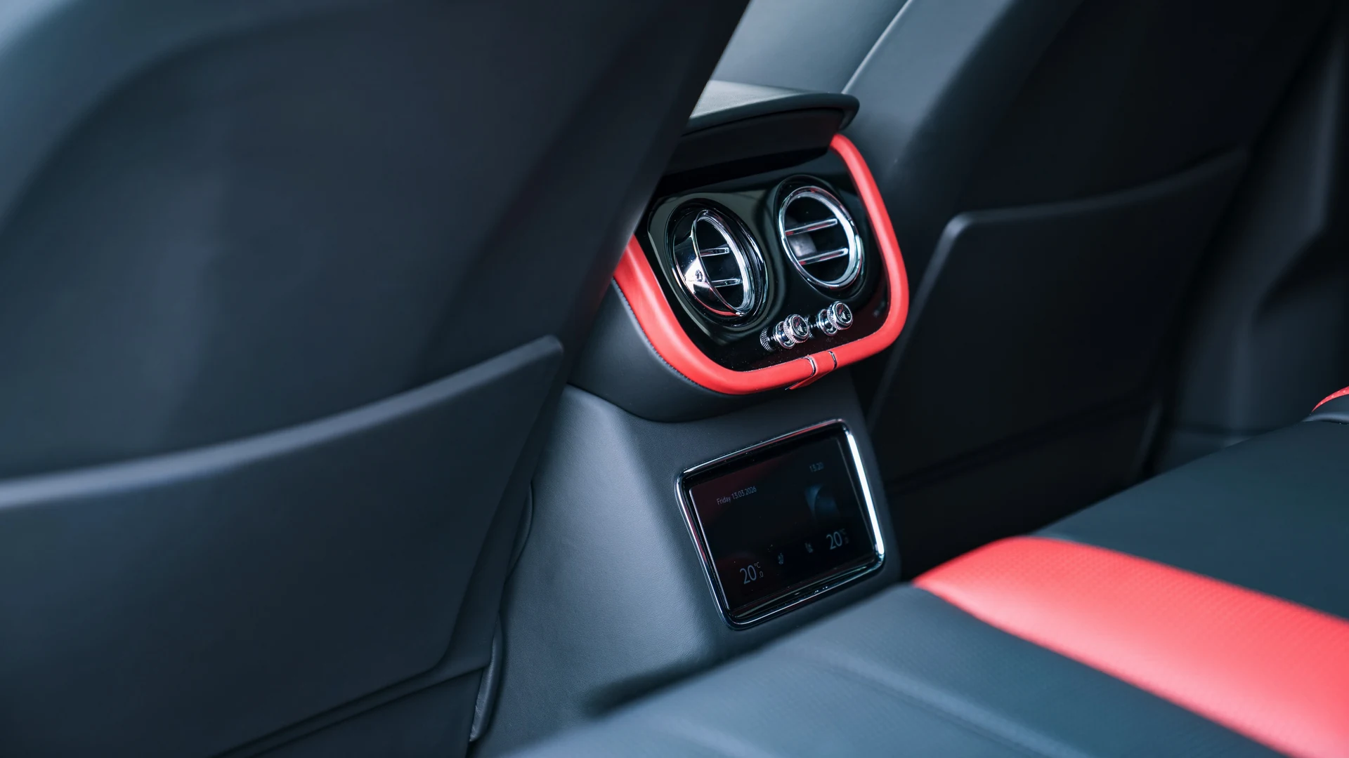 Dashboard and digital display. Car 72