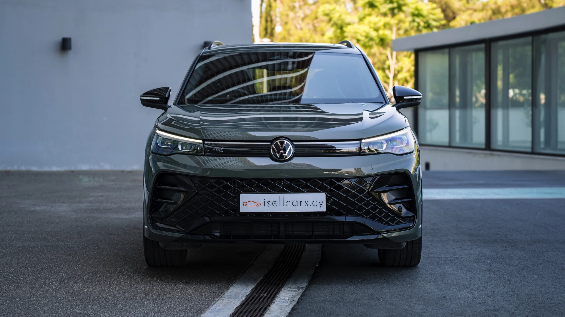 Front view, R-Line grille and LED signature. Car 82