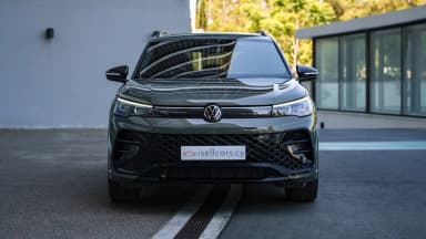Front view, R-Line grille and LED signature. Car 82