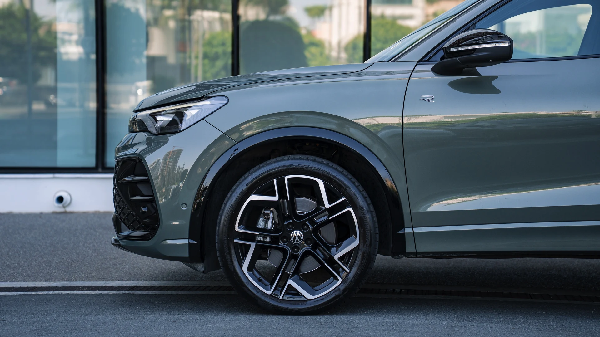 Wheel detail, R-Line alloy close-up. Car 82