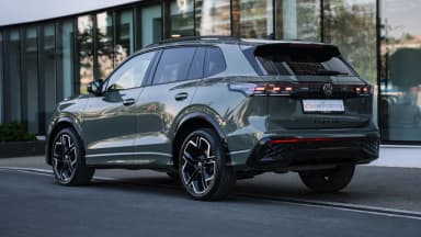 Rear three-quarter, full-width LED light bar and R-Line diffuser. Car 82