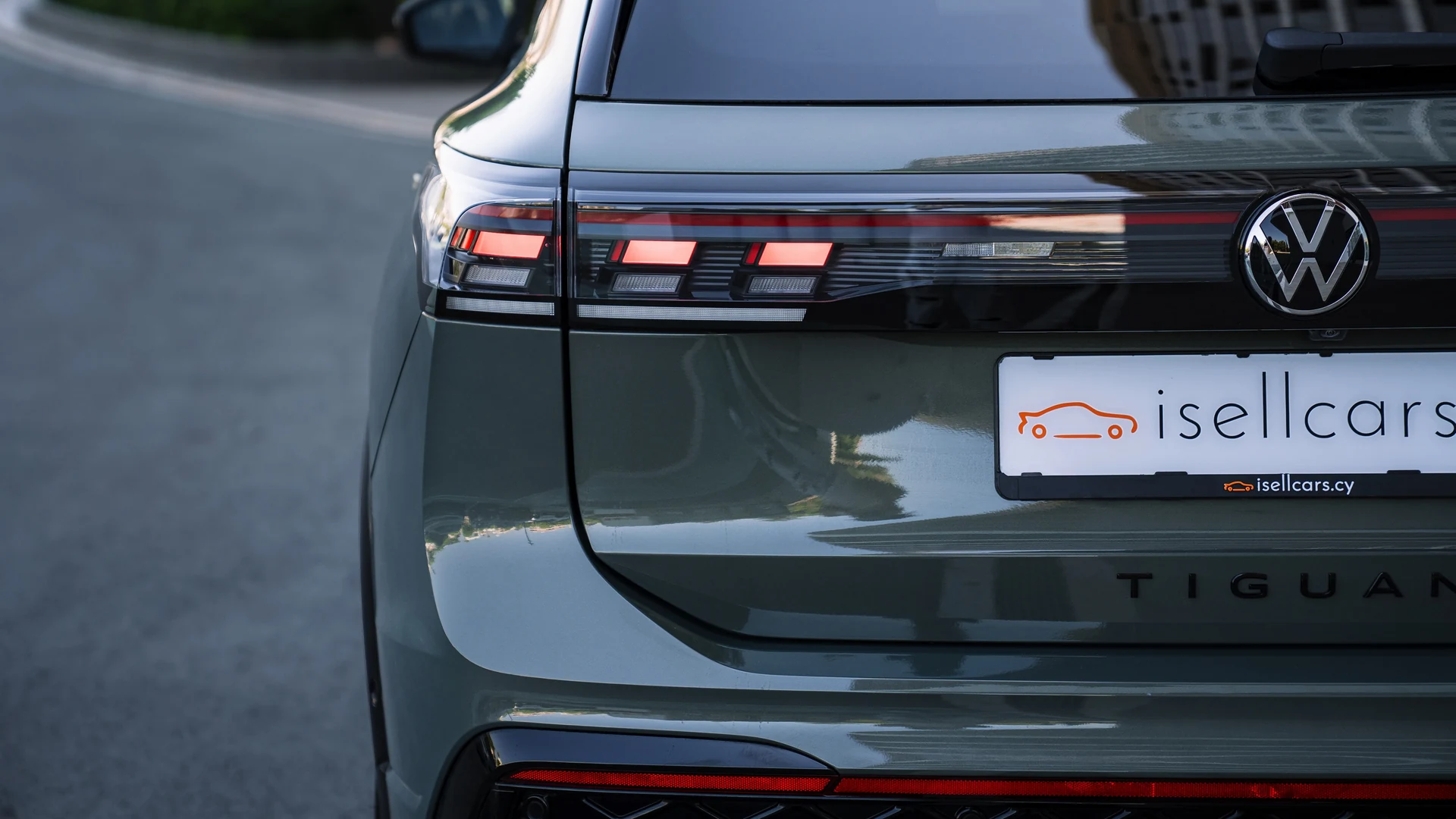 Rear badge detail with isellcars.cy plate frame. Car 82