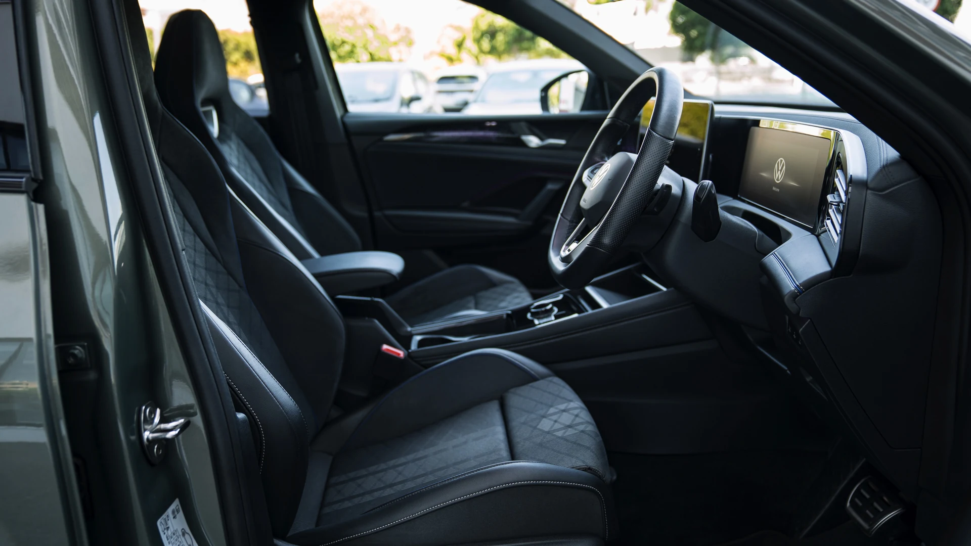 Interior overview, dashboard and R-Line steering wheel. Car 82