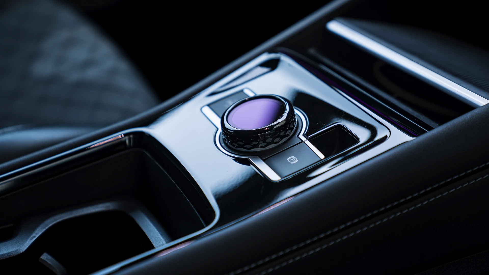 Centre console, gear selector and wireless charging pad. Car 82