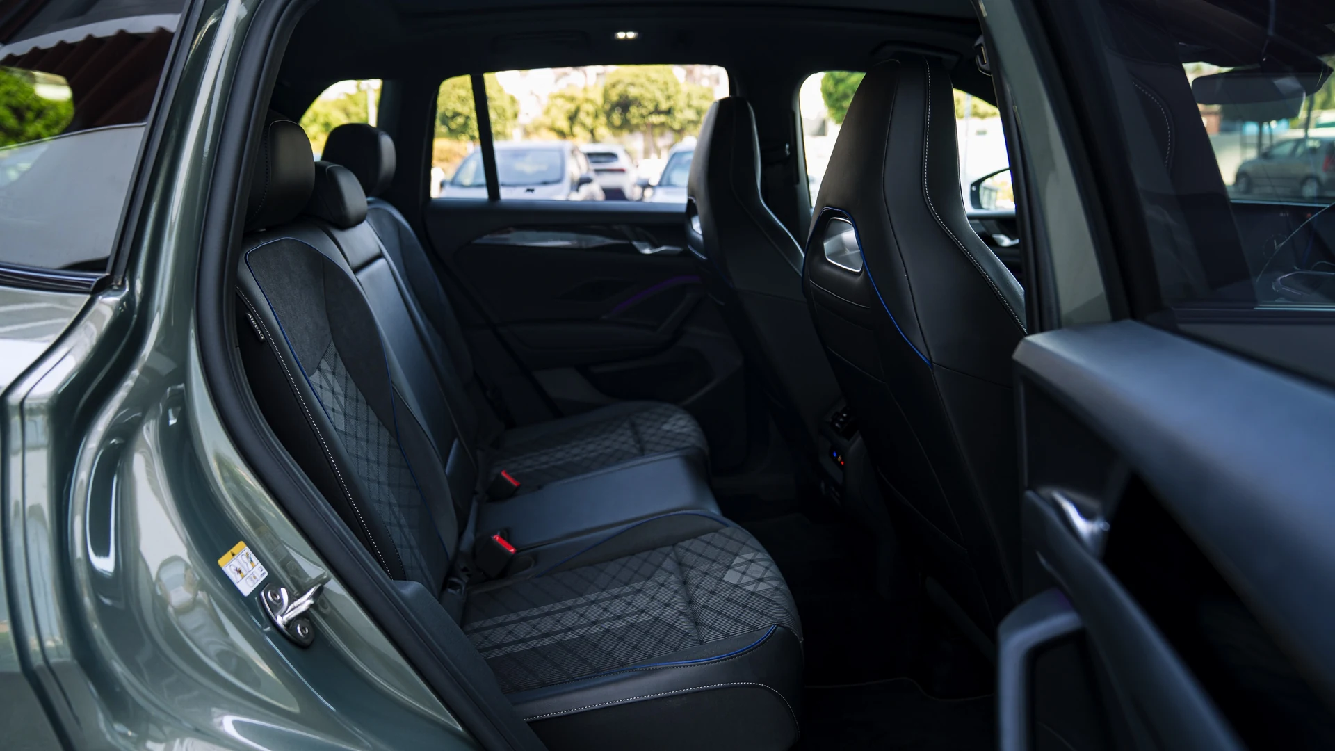Rear seats, headroom and legroom. Car 82