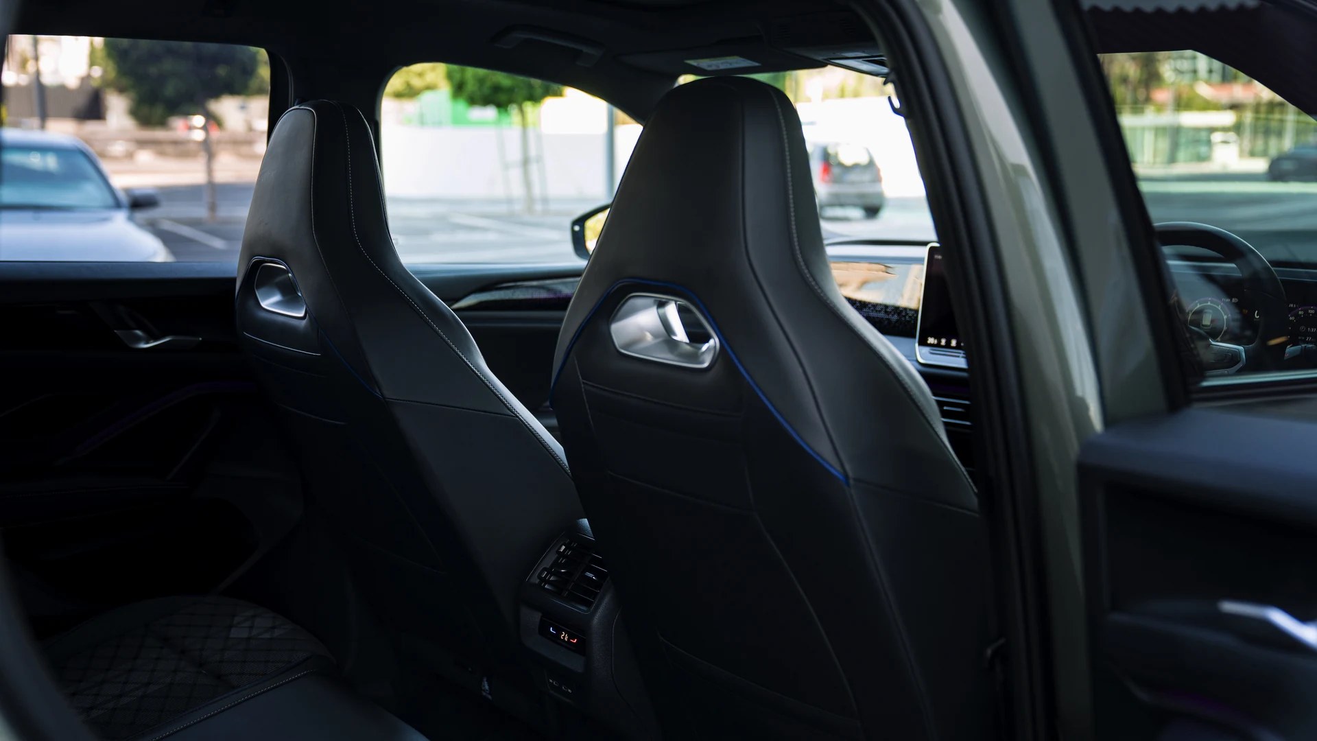 Front seats, rear view. Car 82