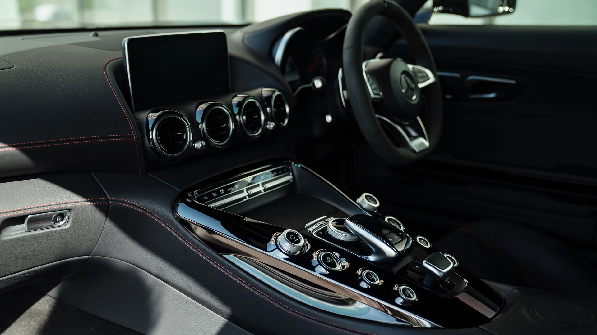 Design and aerodynamic detail. Car 77