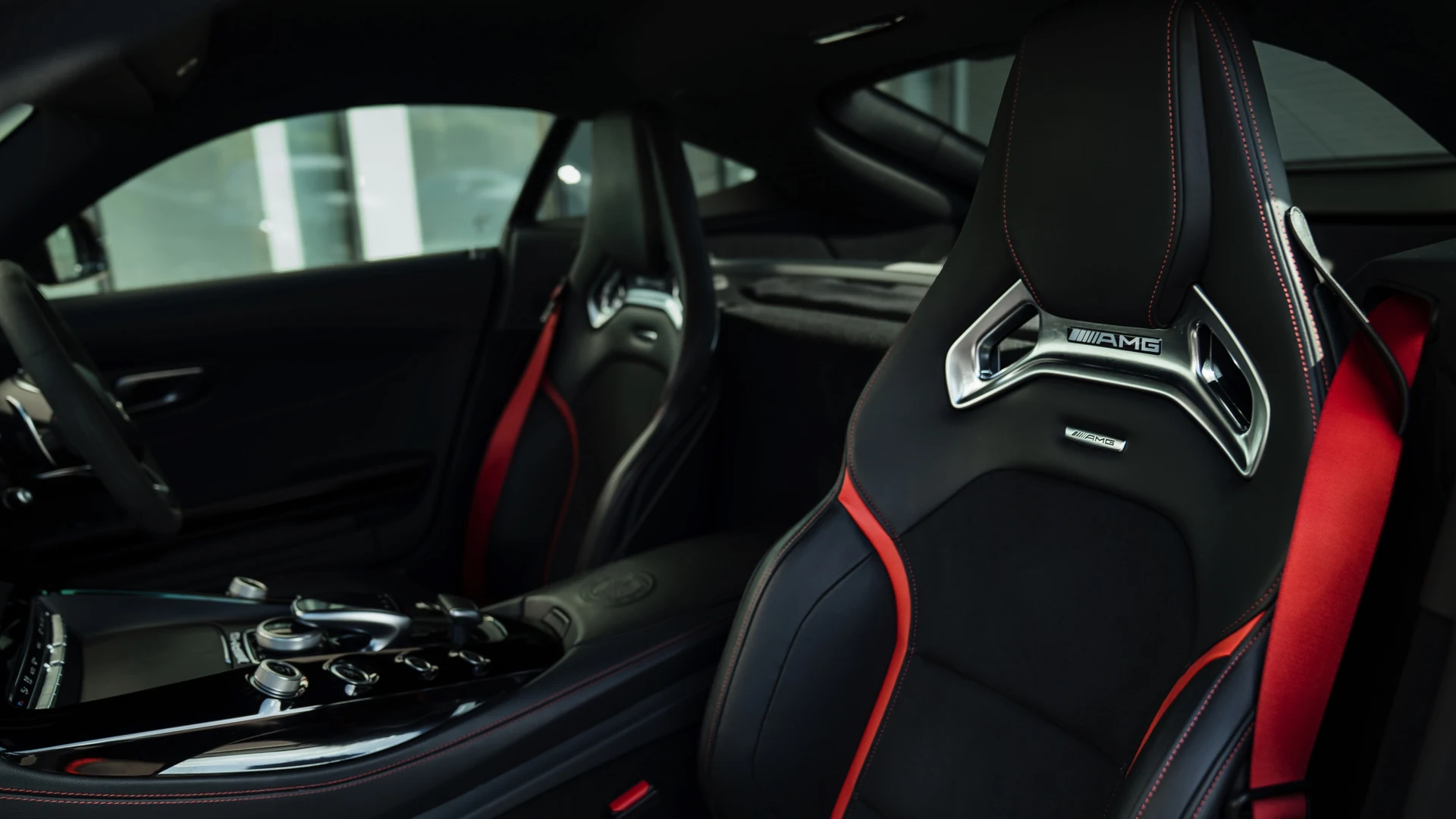 Exterior styling detail. Car 77