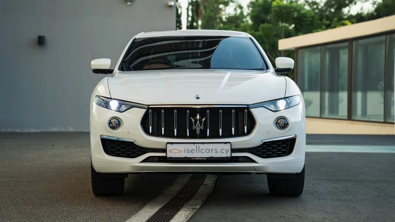 Front view with the grille and Maserati trident. Car 93