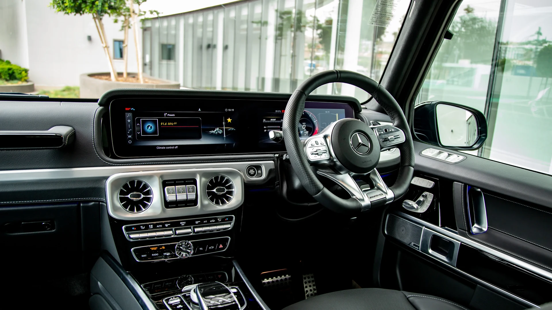 Dashboard and digital display. Car 8