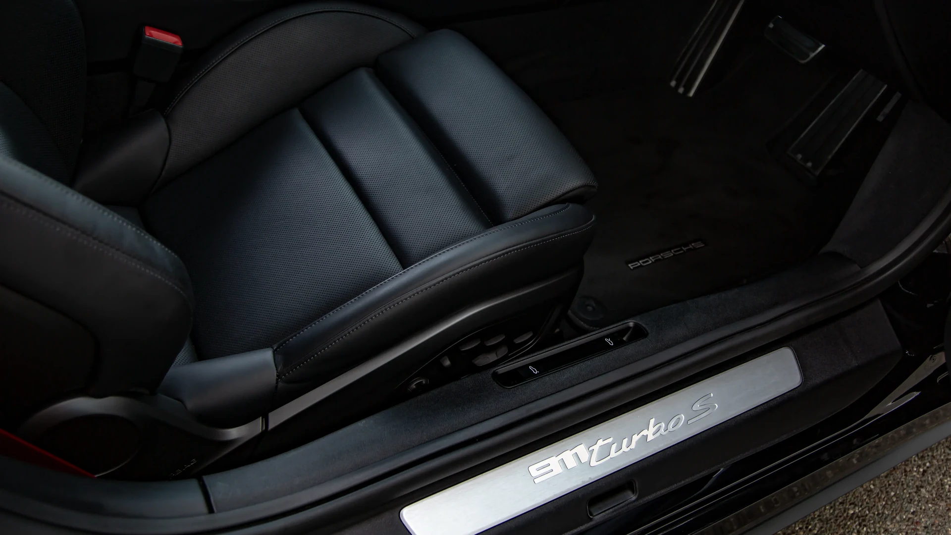 Design and aerodynamic detail. Car 28